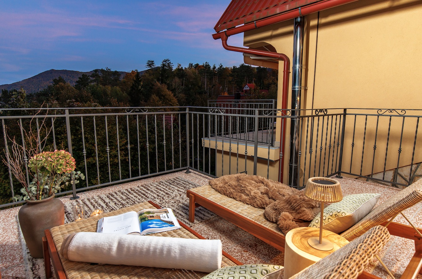 La terrazza dell'Hillside Lodge al crepuscolo — aria fresca di montagna e tranquillità assoluta.